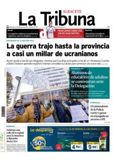 ALUMNOS DE EDUCACIÓN DE ADULTOS SE CONCENTRAN ANTE LA DELEGACIÓN